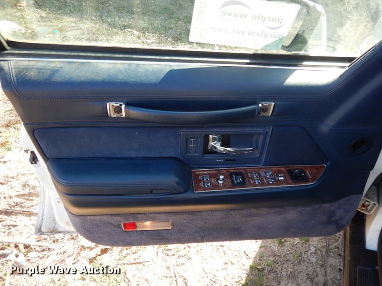 image for item DJ8229 1994 Lincoln Town Car hearse