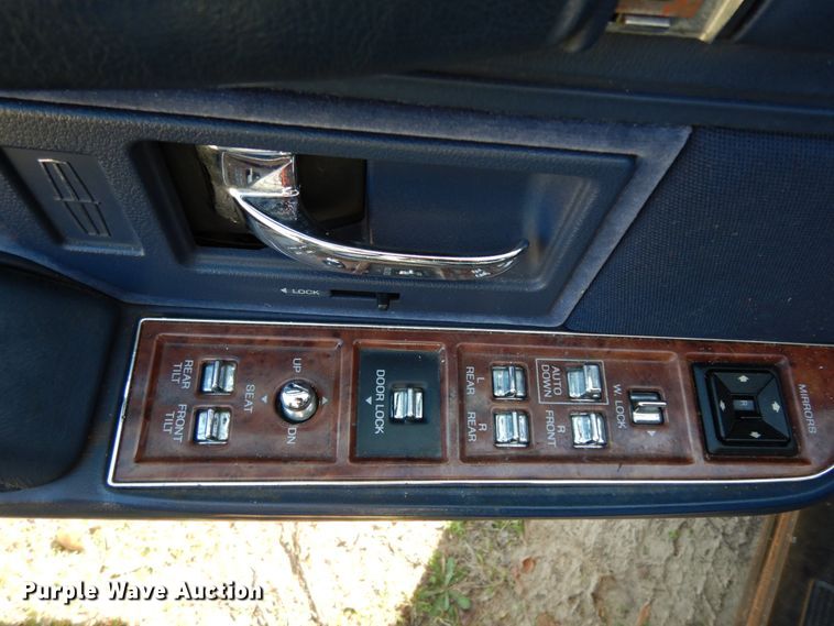 image for item DJ8229 1994 Lincoln Town Car hearse