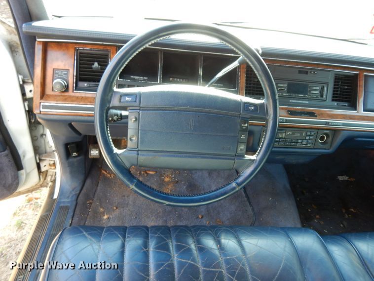 image for item DJ8229 1994 Lincoln Town Car hearse