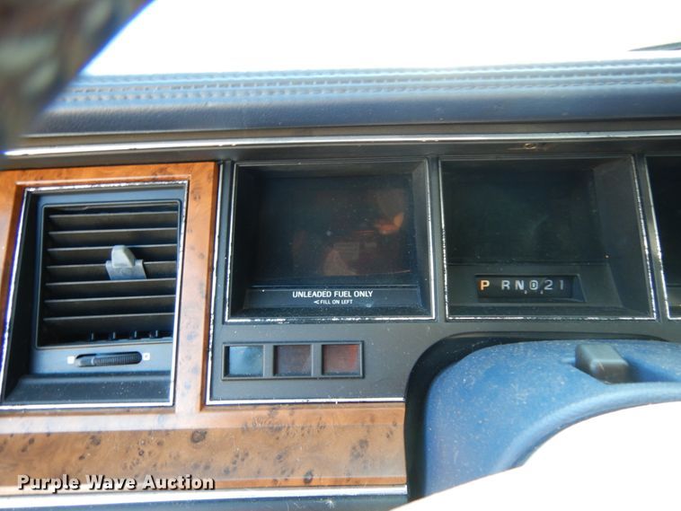 image for item DJ8229 1994 Lincoln Town Car hearse