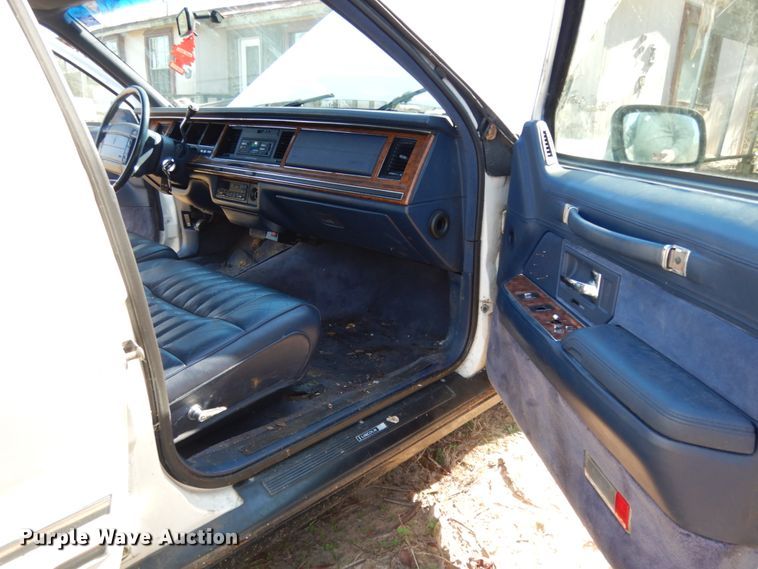 image for item DJ8229 1994 Lincoln Town Car hearse