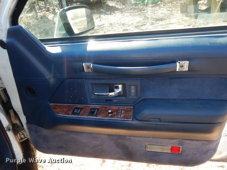 image for item DJ8229 1994 Lincoln Town Car hearse