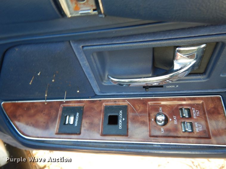 image for item DJ8229 1994 Lincoln Town Car hearse