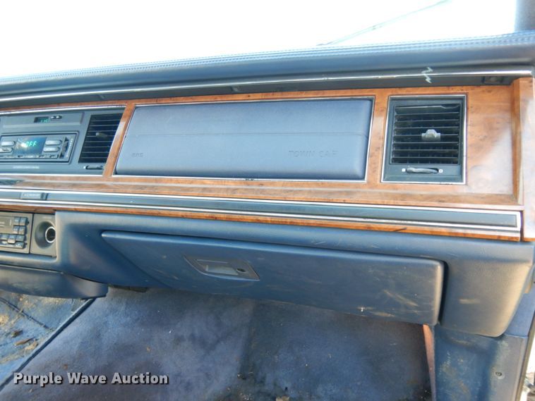 image for item DJ8229 1994 Lincoln Town Car hearse