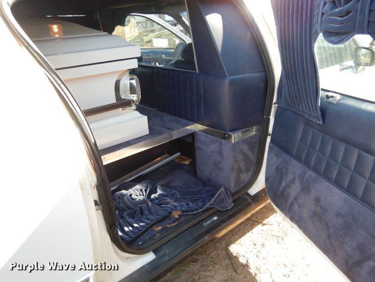 image for item DJ8229 1994 Lincoln Town Car hearse