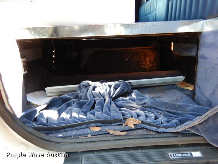 image for item DJ8229 1994 Lincoln Town Car hearse