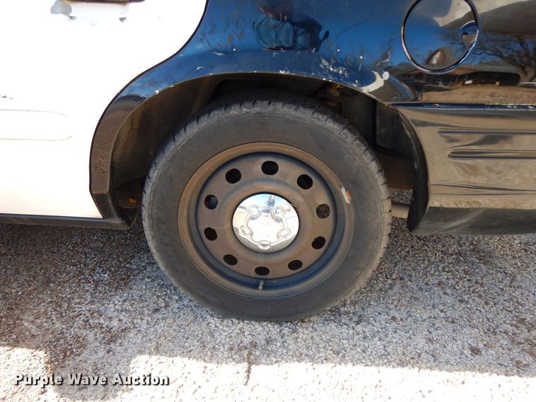 image for item DJ8230 2008 Ford Crown Victoria Police Interceptor