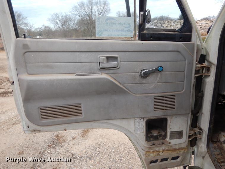 image for item DJ8236 1993 Isuzu NPR  box truck