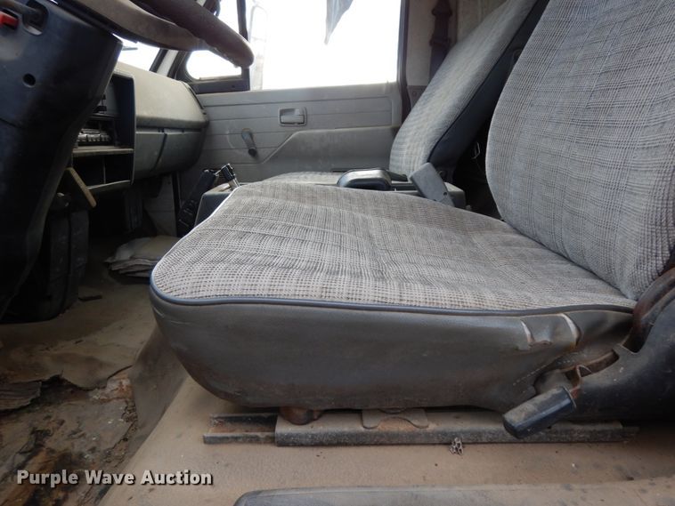 image for item DJ8236 1993 Isuzu NPR  box truck