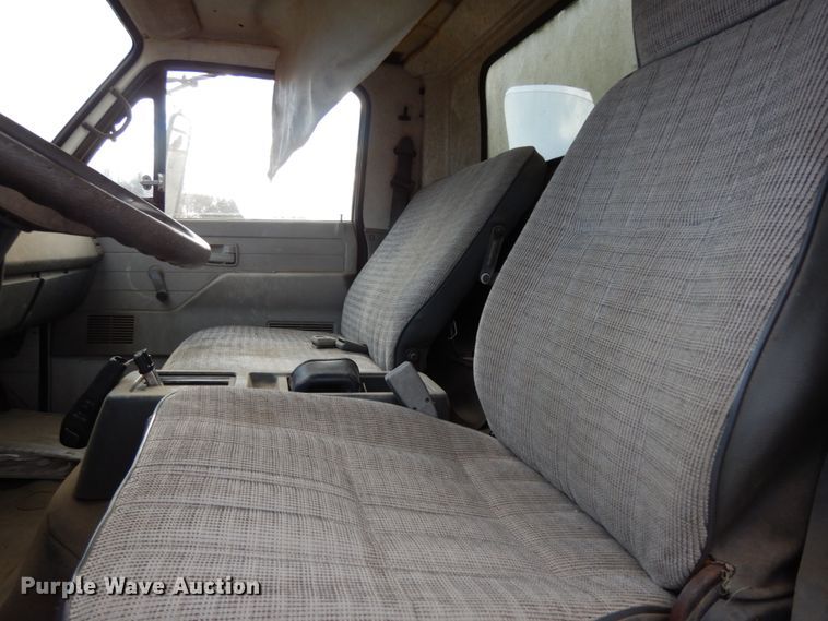 image for item DJ8236 1993 Isuzu NPR  box truck