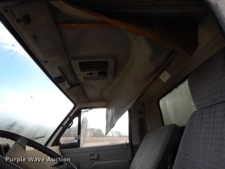 image for item DJ8236 1993 Isuzu NPR  box truck