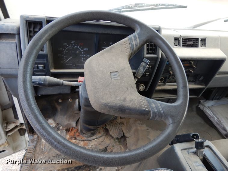 image for item DJ8236 1993 Isuzu NPR  box truck