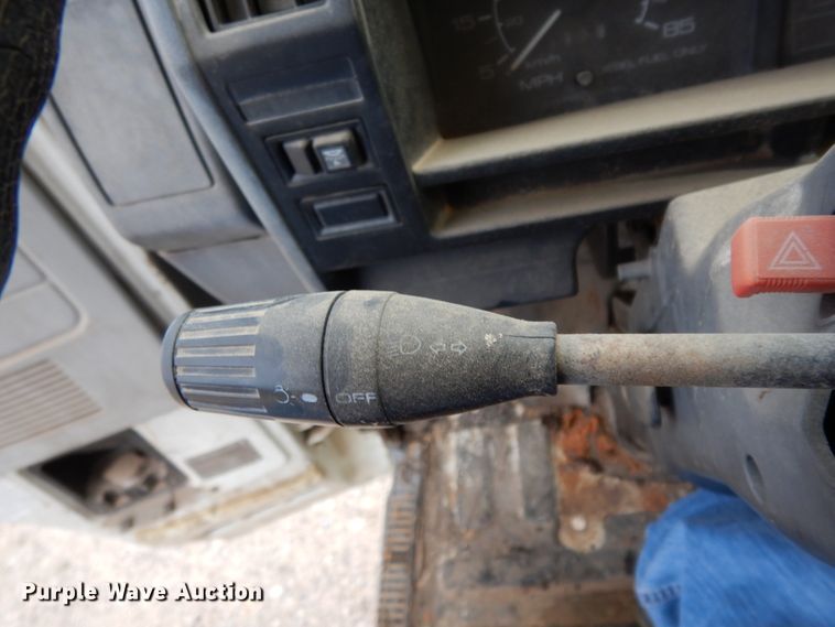 image for item DJ8236 1993 Isuzu NPR  box truck