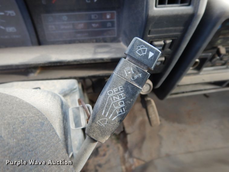 image for item DJ8236 1993 Isuzu NPR  box truck