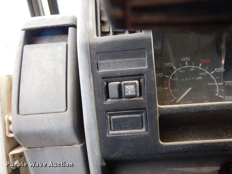 image for item DJ8236 1993 Isuzu NPR  box truck