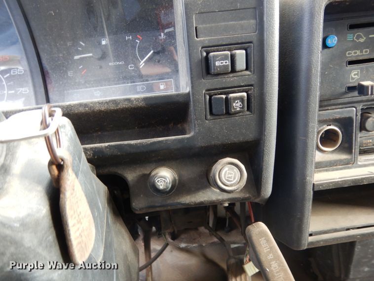 image for item DJ8236 1993 Isuzu NPR  box truck