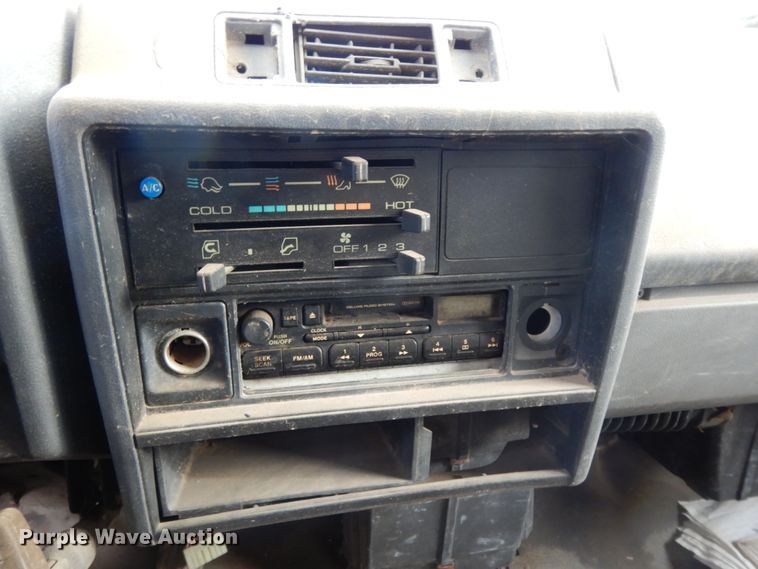 image for item DJ8236 1993 Isuzu NPR  box truck