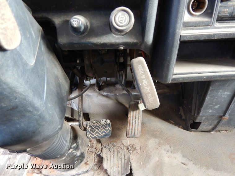 image for item DJ8236 1993 Isuzu NPR  box truck