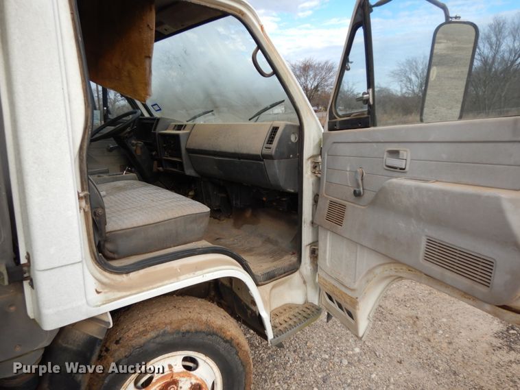 image for item DJ8236 1993 Isuzu NPR  box truck