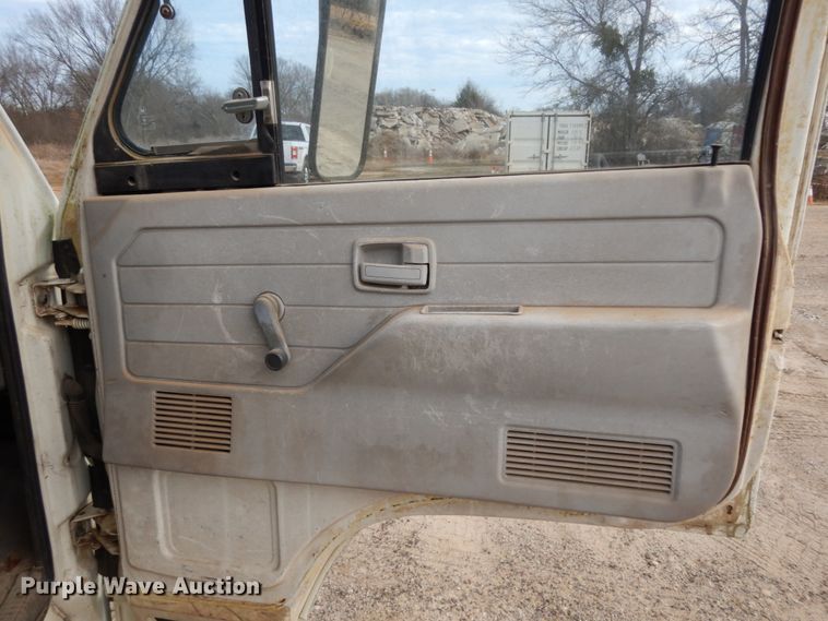 image for item DJ8236 1993 Isuzu NPR  box truck