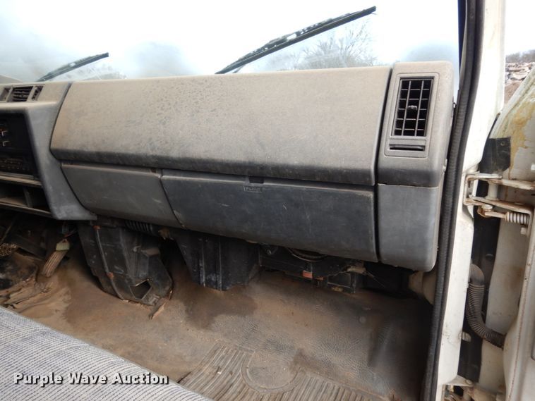 image for item DJ8236 1993 Isuzu NPR  box truck