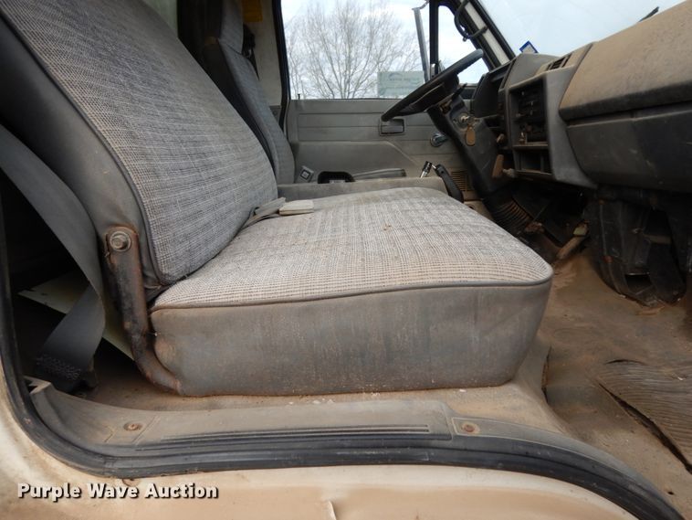 image for item DJ8236 1993 Isuzu NPR  box truck