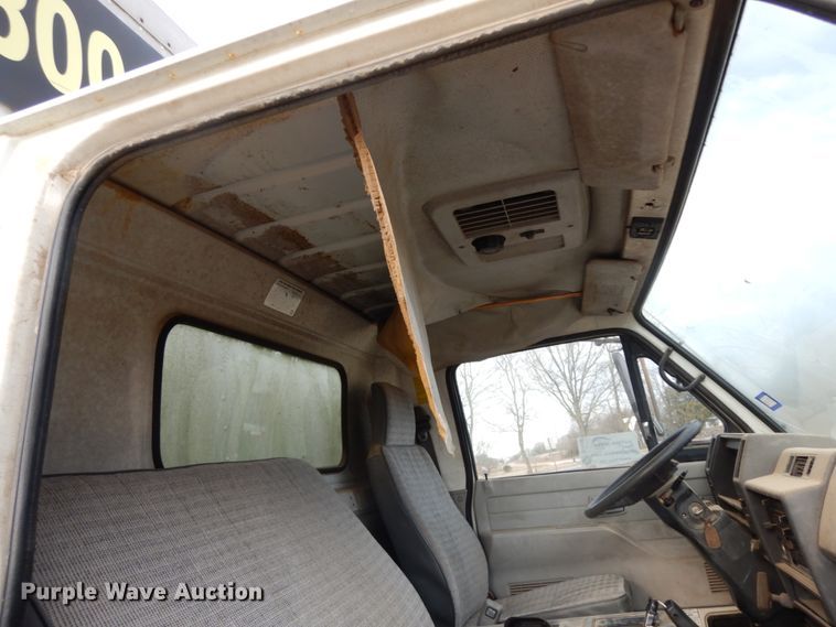 image for item DJ8236 1993 Isuzu NPR  box truck