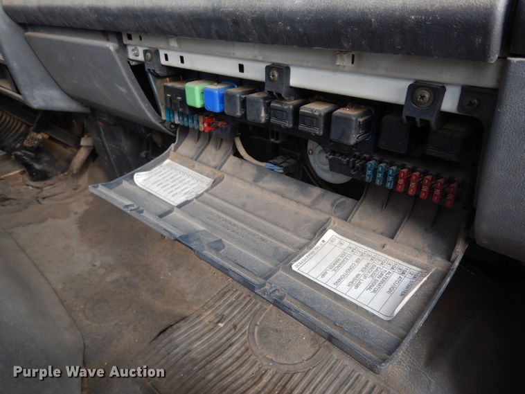 image for item DJ8236 1993 Isuzu NPR  box truck