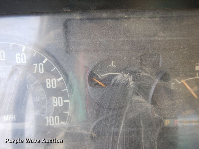 image for item DJ8246 2002 Isuzu NPR  dump truck