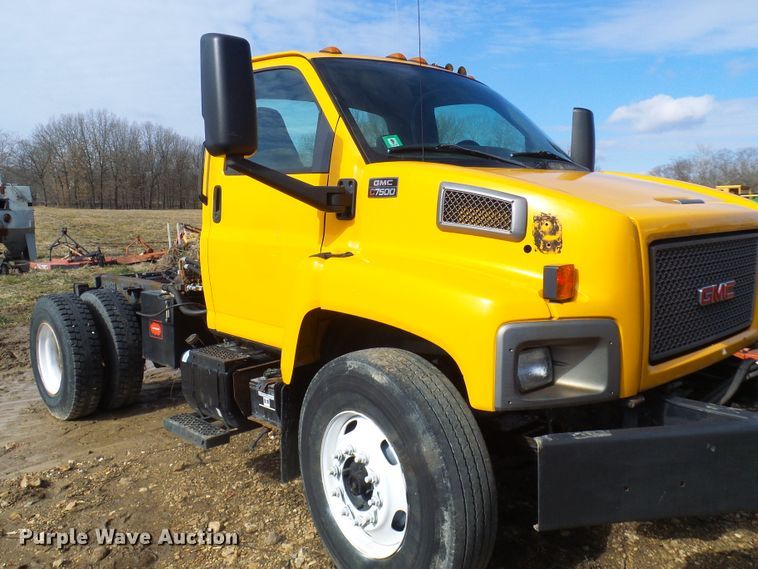 image for item DL0769 2004 GMC C7500  truck cab and chassis