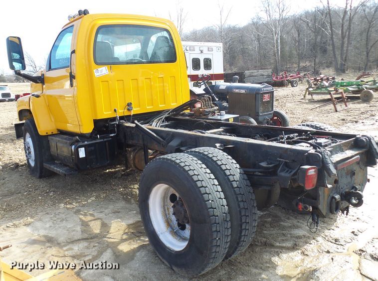 image for item DL0769 2004 GMC C7500  truck cab and chassis