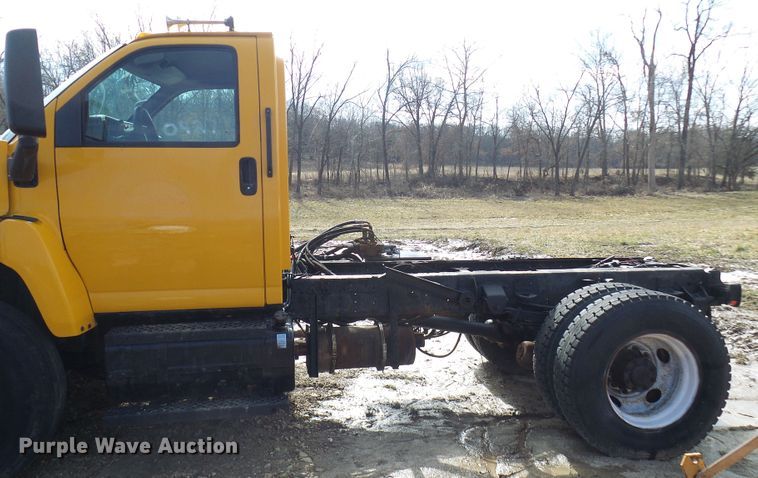 image for item DL0769 2004 GMC C7500  truck cab and chassis