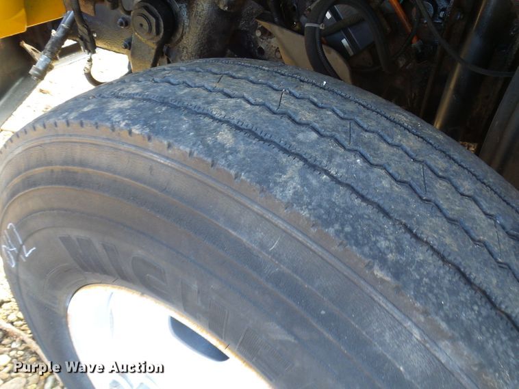 image for item DL0769 2004 GMC C7500  truck cab and chassis