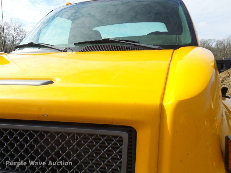 image for item DL0769 2004 GMC C7500  truck cab and chassis