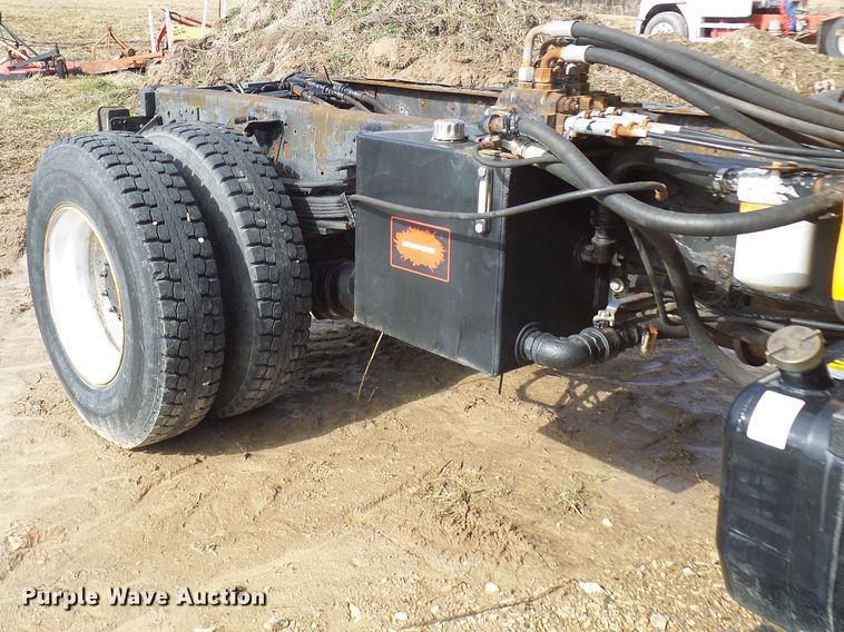 image for item DL0769 2004 GMC C7500  truck cab and chassis