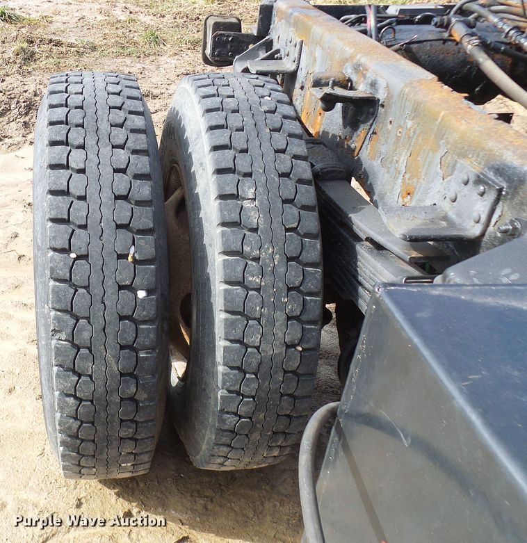 image for item DL0769 2004 GMC C7500  truck cab and chassis