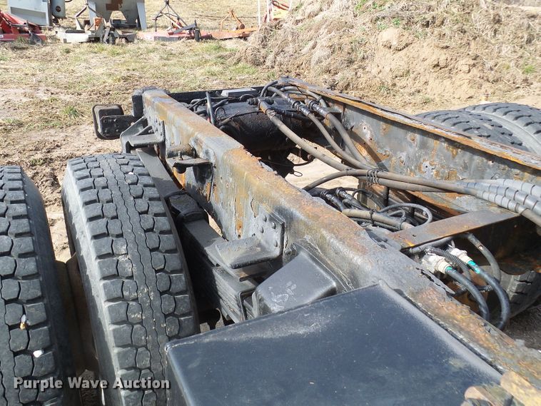 image for item DL0769 2004 GMC C7500  truck cab and chassis