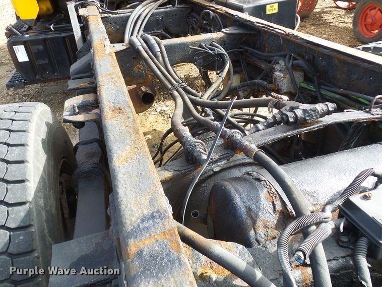 image for item DL0769 2004 GMC C7500  truck cab and chassis