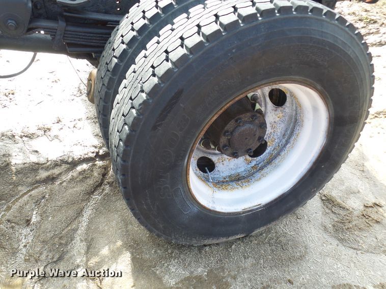 image for item DL0769 2004 GMC C7500  truck cab and chassis