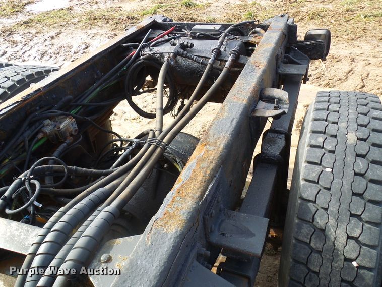 image for item DL0769 2004 GMC C7500  truck cab and chassis