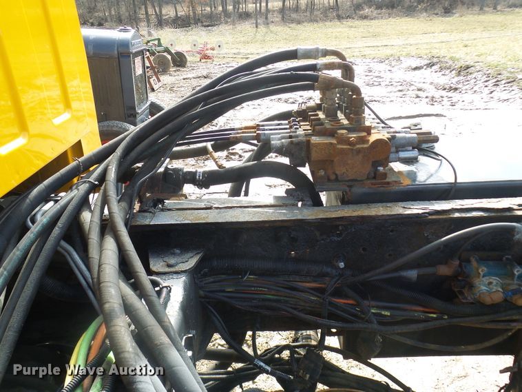 image for item DL0769 2004 GMC C7500  truck cab and chassis