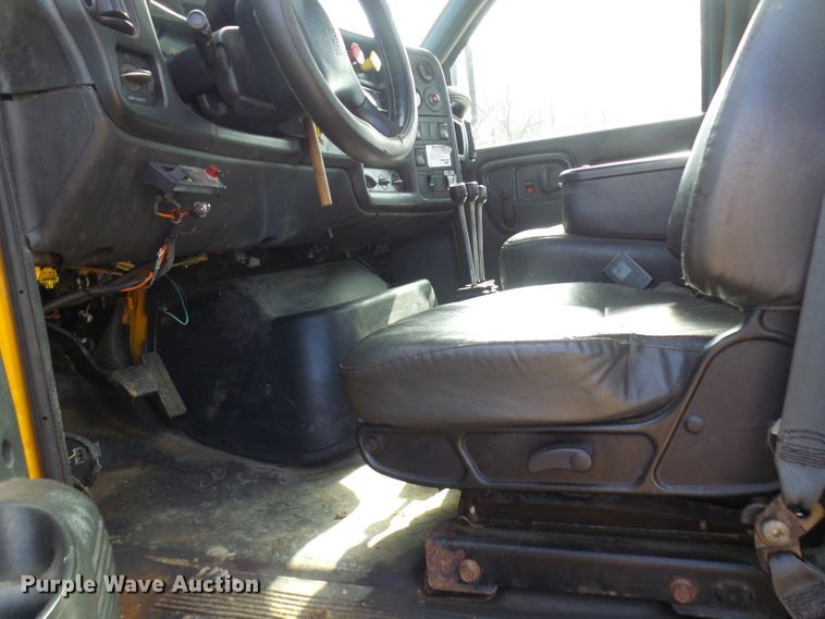 image for item DL0769 2004 GMC C7500  truck cab and chassis