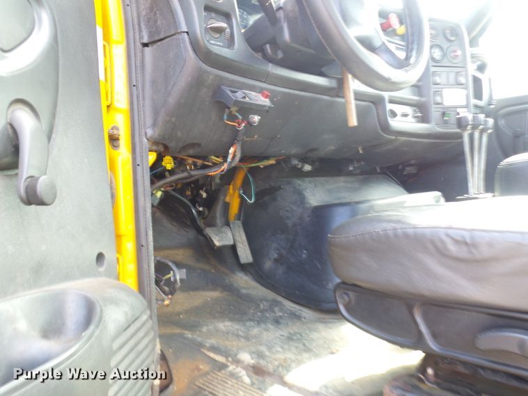 image for item DL0769 2004 GMC C7500  truck cab and chassis