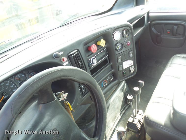 image for item DL0769 2004 GMC C7500  truck cab and chassis