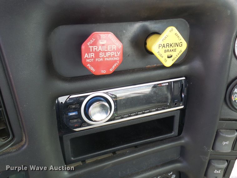 image for item DL0769 2004 GMC C7500  truck cab and chassis