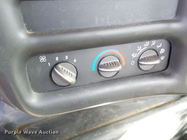 image for item DL0769 2004 GMC C7500  truck cab and chassis