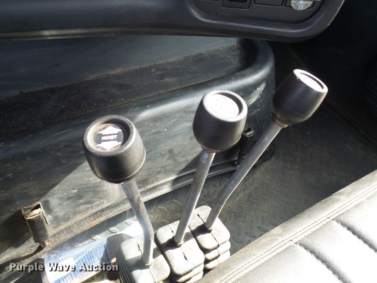 image for item DL0769 2004 GMC C7500  truck cab and chassis