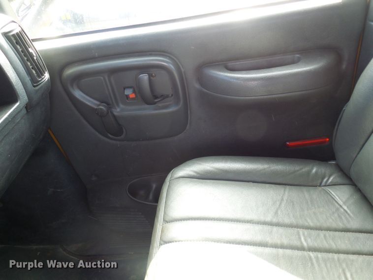 image for item DL0769 2004 GMC C7500  truck cab and chassis