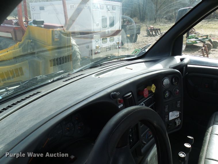 image for item DL0769 2004 GMC C7500  truck cab and chassis