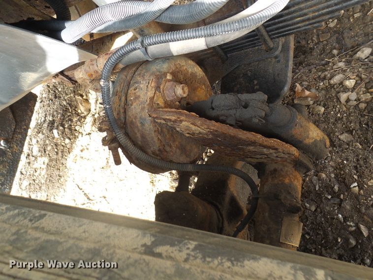 image for item DL0769 2004 GMC C7500  truck cab and chassis